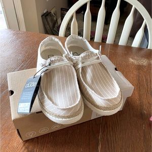 Brand new pink/beige size 6 women’s hey dudes